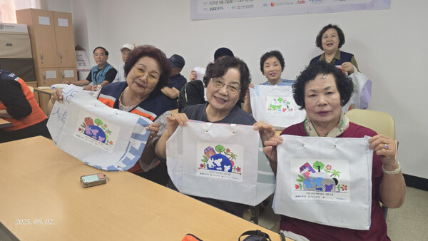 ▲ ESG 경영지원 ‘우수 사회서비스 시범사업’ 페현수막 활용 가방만들기 사진(동두천노인복지관). ⓒ지속가능경영재단