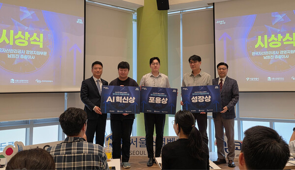 ▲ 왼쪽부터 한국자산관리공사 경영지원부문 남희진 총괄이사, 돌봄드림 김지훈 대표, 헤세드릿지 신재욱 대표, 고고에프앤디 하성용 대표, 서울소셜벤처허브 이성재 팀장. ⓒ서울소셜벤처허브