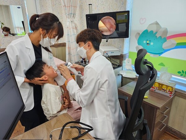 ▲ 영암군 소아청소년과에서 진료하고 있다. ⓒ영암군 보건소