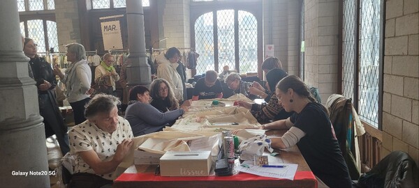 ▲ 팔레스타인 응원 현수막에 수놓는 시민들. ©최은주 위원