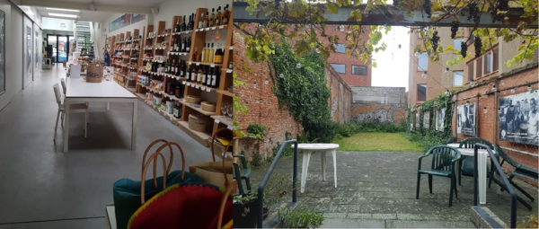 ▲ 옥스팜 메헬렌 매장 내부(좌)와 옥스팜 메헬렌 매장 뒤뜰(우). 오른쪽 벽을 따라 공정무역 생산자들의 사진이 걸려있다.