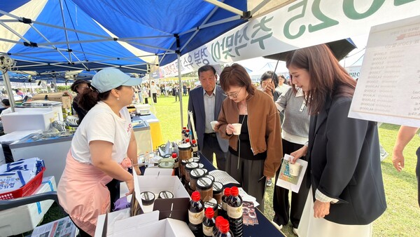 ▲ 현장 판매 부스에서 사회적경제기업 제품을 둘러보는 양금희 경북도 경제부지사(오른쪽에서 두 번째). ⓒ경상북도 사회적경제지원센터