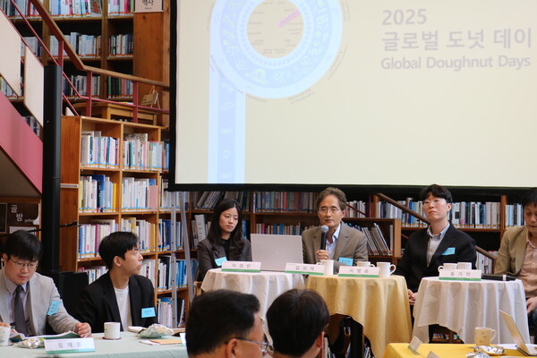 ▲ 김선혁 교수가 발표하고 있다. ⓒ느티나무도서관