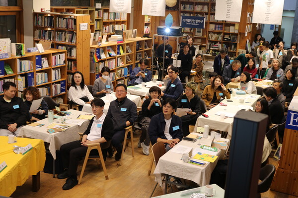 ⓒ느티나무도서관