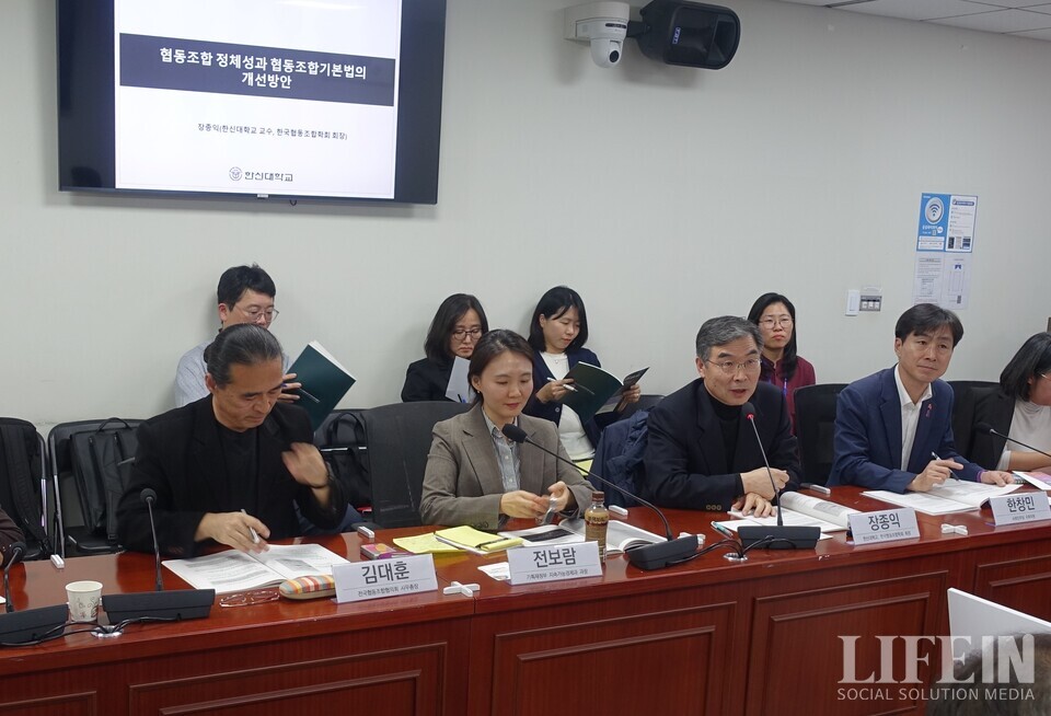 ▲ (왼쪽부터)김대훈 전국협동조합협의회 사무총장, 전보람 기재부 과장, 장종익 한신대 교수, 한창민 의원. ⓒ라이프인