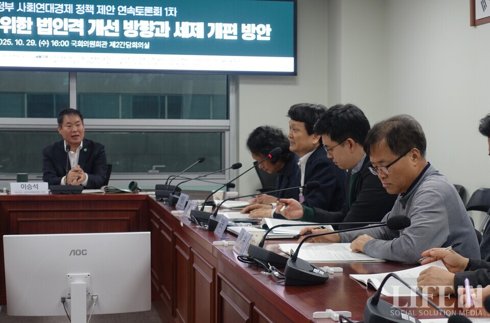 ▲ (왼쪽부터)이승석 기본소득당 최고위원(사회), 박준영 강원의료사협 부이사장, 송재일 명지대 교수, 정순문 변호사, 이창수 시민발전이종연합회장. ⓒ라이프인