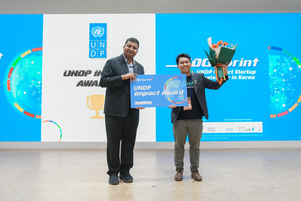 ▲ 데모데이에서 UNDP 임팩트 어워드를 수상한  Muh. Agung Saputra 대표. ⓒ임팩트스퀘어