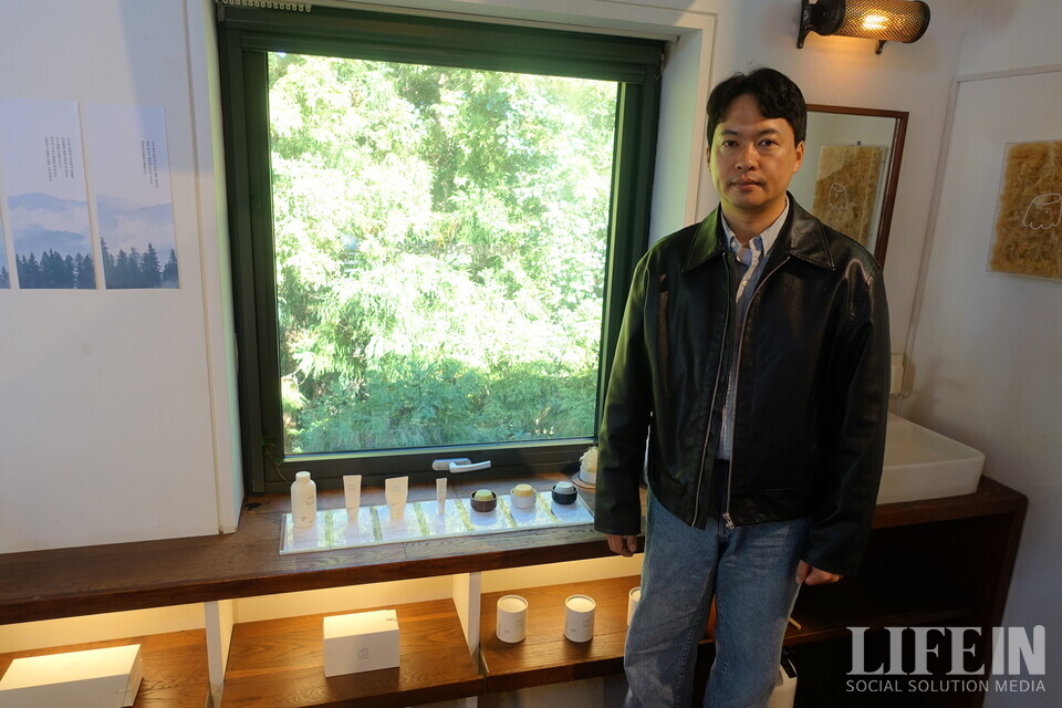 ▲ 제주 기업 우무(UMU)의 우뭇가사리로 만든 푸딩비누 앞에서 이금재 대표. ⓒ라이프인