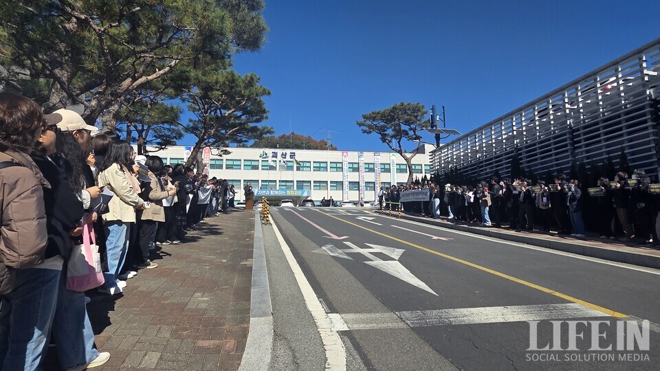 ▲ 아이쿱생협 조합원, 생산자, 직원 등 관계자가 대책위 주장에 관해 반대 집회를 위해 모였다. ⓒ라이프인