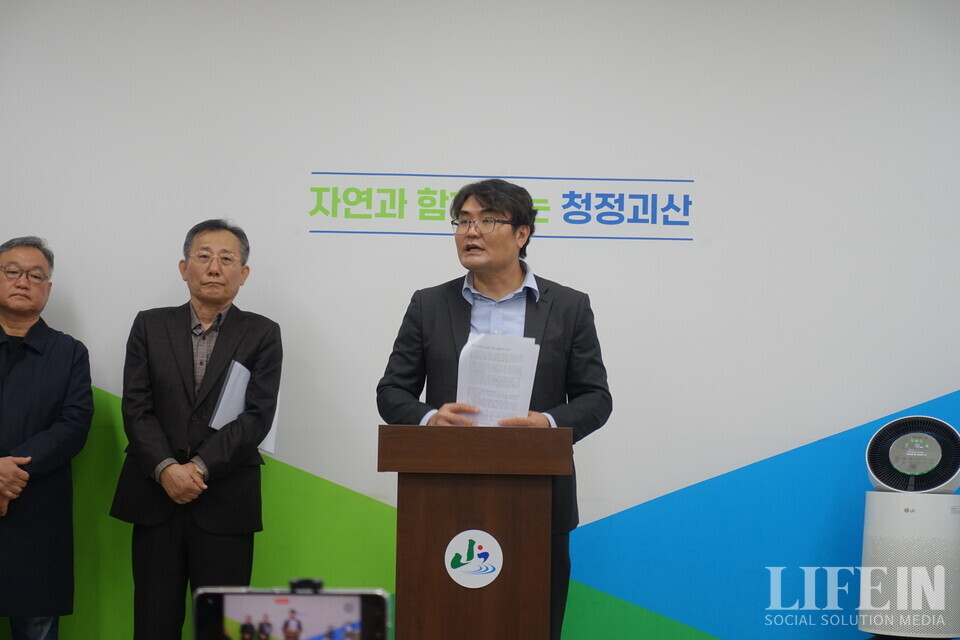 ▲ 아이쿱불공정경영대책위원회 송문강 위원이 브리핑 하고 있다. ⓒ라이프인