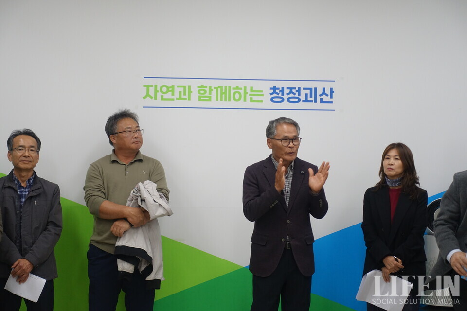 ▲ 이날 기자회견에 참석한 아이쿱생협 생산자는 "작은 꽃들이 30년을 버텨 군락을 막 이루려는 시기에, 이런 일이 일어나 너무 가슴이 아프다"고 전했다. ⓒ라이프인