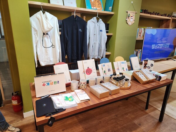 ▲ 별난고양이꿈밭 굿즈. 자립구조를 만들기 위해 발달장애인이 직접 그렸다. ⓒ별난고양이꿈밭