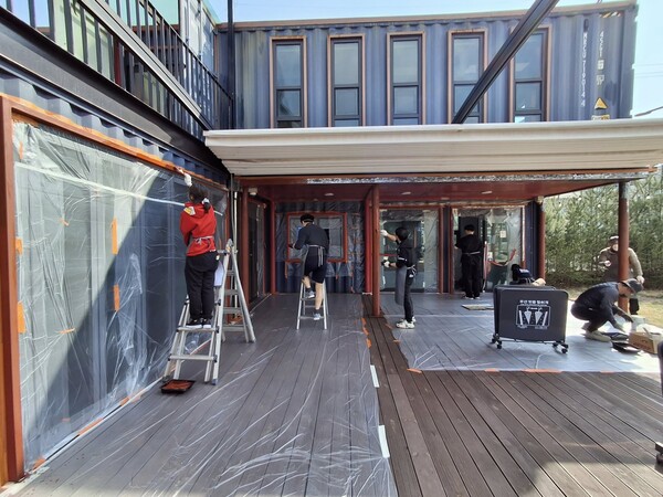 ▲ 주민거점시설 페인트 작업 현장. ⓒ희망제작소