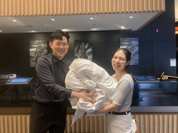 ▲ 윤태이 대표(오른쪽)가 포코 호텔에서 침구 수거하고 있다. ⓒ희망제작소